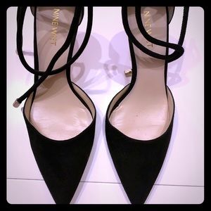 Lace pointy pumps